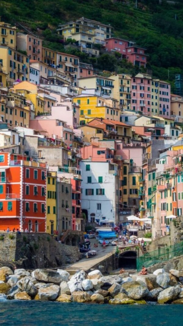 Eine Nahaufnahme von bunten Häusern im Küstendorf Riomaggiore, Italien.